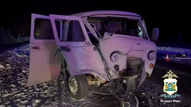 В ХМАО грузовик насмерть сбил выпавшего из автомобиля водителя