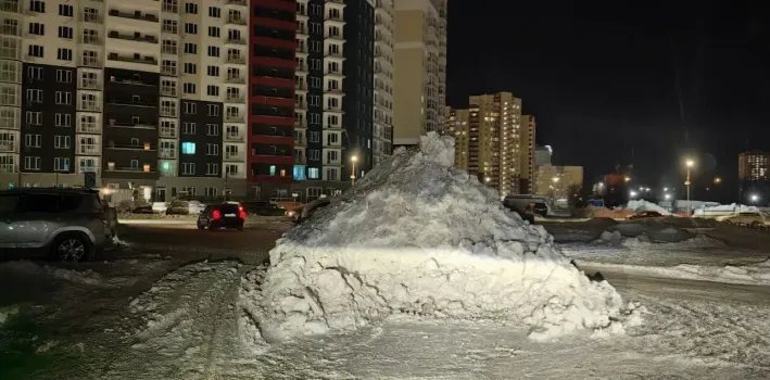 В ХМАО проводят проверки для ликвидации стихийных снежных горок у дорог