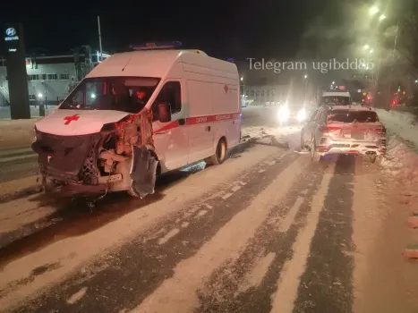 Месяц за рулём: в Нижневартовске неопытная автоледи протаранила карету скорой