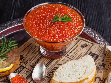 Как отличить натуральную красную икру от подделки: смотрим на упаковку и ищем эти даты &mdash; лайфхак