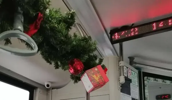 В Нижневартовске запустили десять празднично украшенных новогодних автобусов