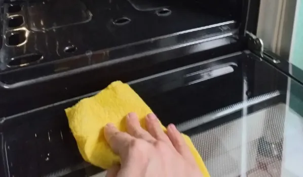 2 ложки на губку &mdash; и стекло духовки станет прозрачнее хрусталя: никакого жира и налета &mdash; сияет как на праздник