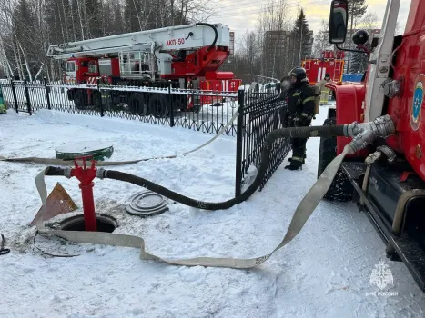 В Нягани загорелось здание ТЦ