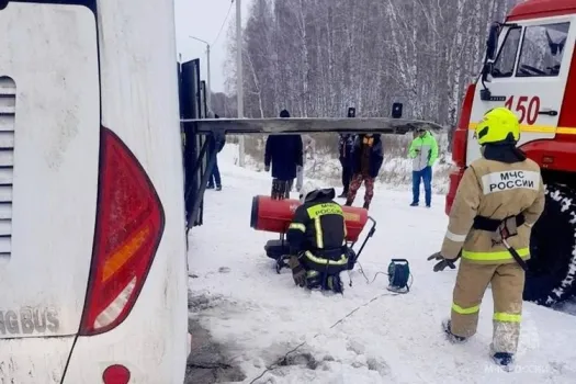 Едва не замерзли: сотрудники МЧС спасли пассажиров сломанного автобуса из Ханты-Мансийска