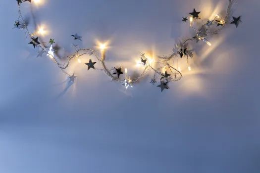 Штрафы за новогодние гирлянды на фасаде дома: что грозит жителям Югры