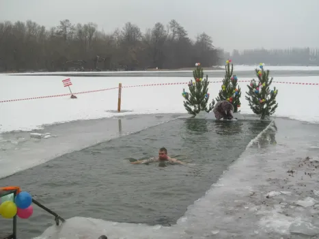 В Сургуте мужчина попробовал мороженое во время купания в проруби при -40 градусах