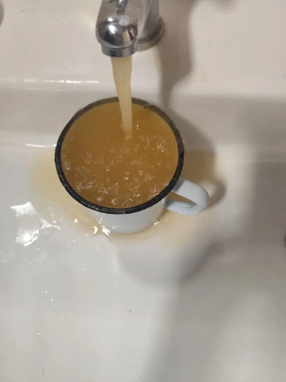 Вода цвета крепкого чая: жители поселка Югры массово жалуются на водоснабжение