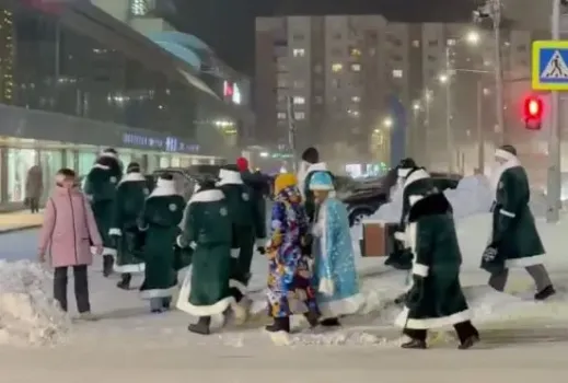 В Сургуте мороз не помешал шествию Дедов Морозов и Снегурочки