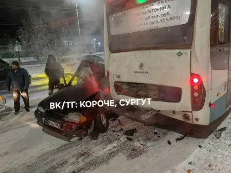 В Сургуте водитель ВАЗа получил тяжелые травмы после столкновения с автобусом