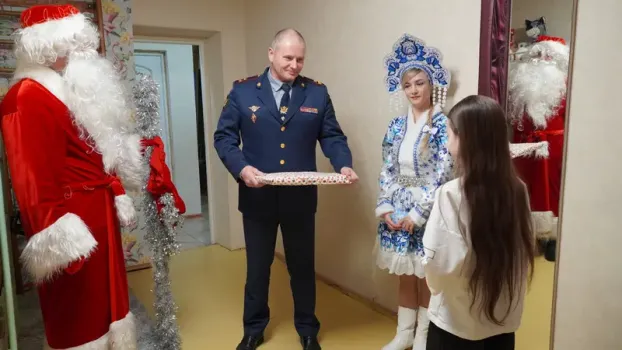 В Сургуте начальник ФСИН исполнил мечты детей военнослужащего