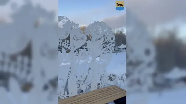 В Сургуте на площади Советов установили декоративные лавочки с русскими узорами