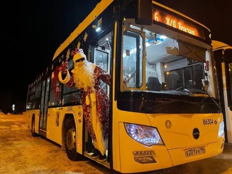 В Нижневартовске Деды Морозы массово устроились водителями автобусов