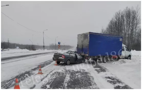 В Югре водитель «ГАЗ», сдавая задом, спровоцировал аварию