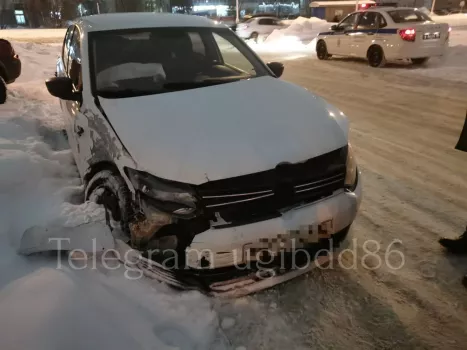 В Нижневартовске столкнулись два легковых автомобиля: пострадала 35-летняя женщина