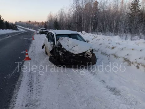 В ХМАО Lexus вышел на обгон и попал в лобовое ДТП: пострадали 3 человека