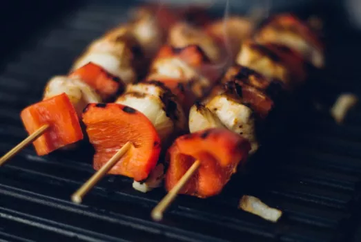 Шашлык из курицы в томатном маринаде: готовим идеальное мясо для пикника — съедается моментально