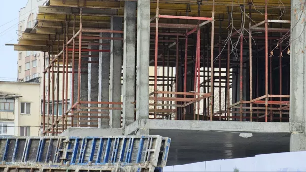 В Югре мигрант-нелегал получил тяжелую травму, упав с высоты на стройке