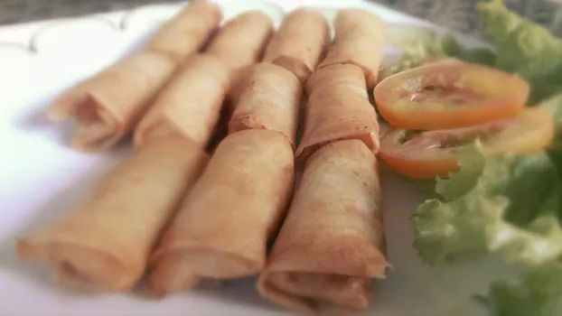 Начинка тает во рту: картофельный рулет с курицей и грибами — готовьте с запасом