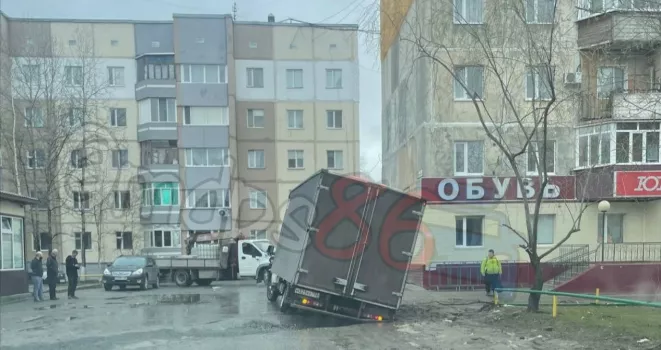 В Сургуте под Газелью обвалился асфальт: когда устранят последствия