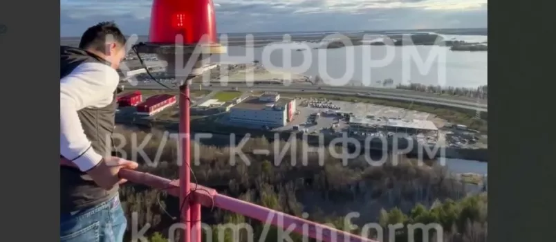 В Сургуте двое парней залезли на телевизионную вышку без страховки ради видосов для соцсетей