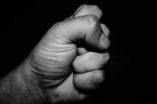 В Нижневартовске произошла массовая драка с погоней во дворе жилого дома: подробности происшествия