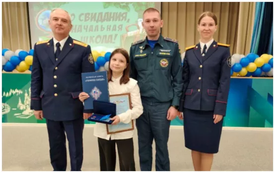 Школьницу из Югры наградили за спасение брата и сестеры из горящего дома