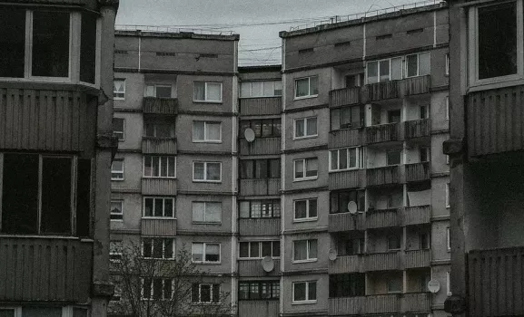 Трагедия в ХМАО: в Солнечном из окна многоэтажного дома выпал мужчина