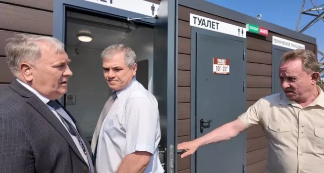 В Нижневартовске депутаты проверили новый туалет на набережной Оби