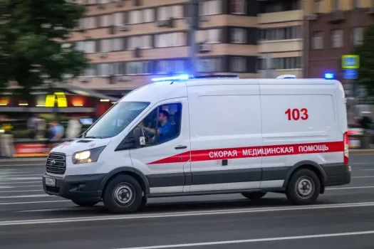 В Сургуте девушка выпала из окна многоэтажки на детскую площадку