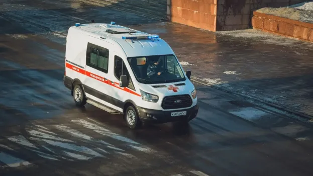 В Сургуте на парковке детской поликлиники скончался мужчина