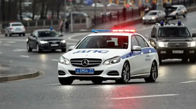 В Сургуте полиция ищет водителя проехавшего по пешеходному мосту