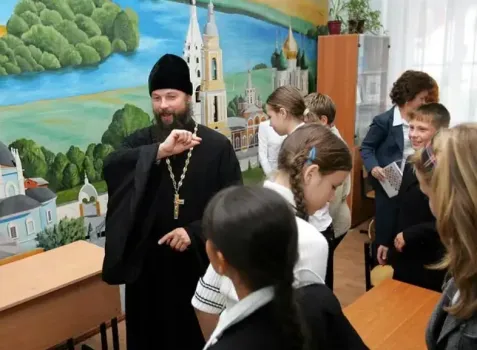 Сохранение традиционных ценностей: священники помогут воспитывать школьников в ХМАО