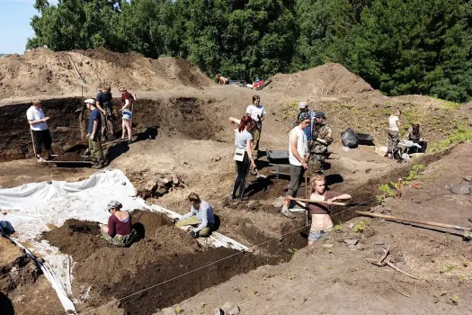 Молодые археологи из Югры отправились на раскопки в Ямал