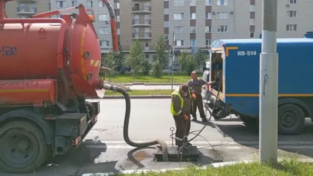 В Сургуте завершается промывка ливневой канализации на улице Крылова