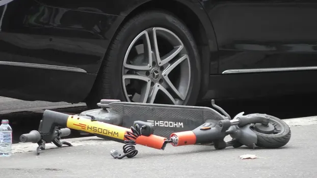 В Сургуте Audi сбил самокатчика на пешеходном переходе