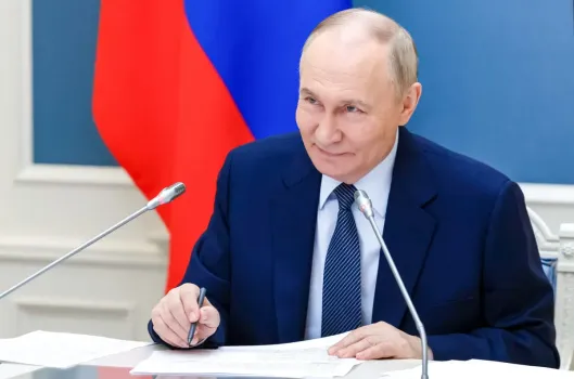 Владимир Путин вручил медали жителям ХМАО за верность семье и родине