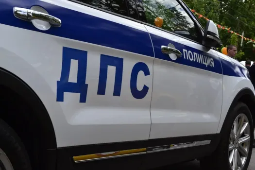 В Сургуте танцы на капоте закончились штрафами для двух парней