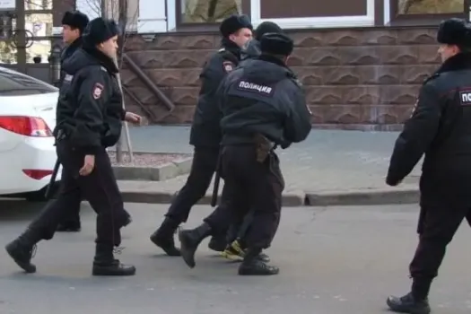В ХМАО двое парней напали на полицейских