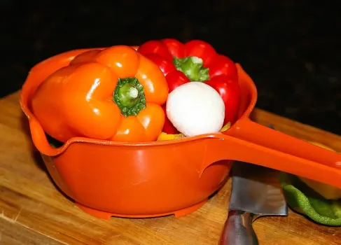 Рецепт нежного лечо без уксуса и масла: настолько вкусное, что и 30 банок будет мало на зиму — настоящий деликатес