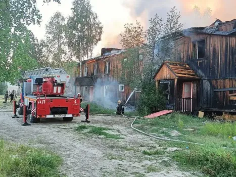В Югорске загорелся расселенный многоквартирный дом