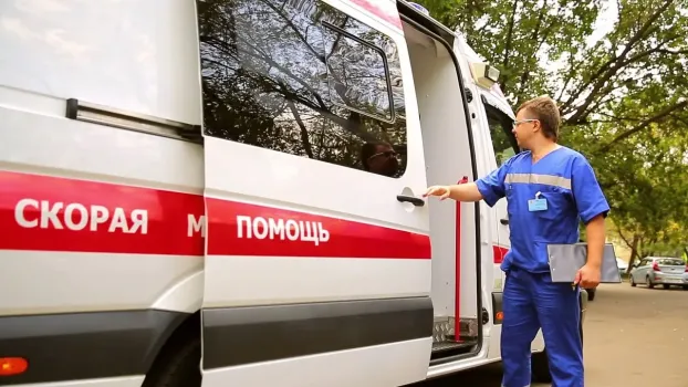 В Сургуте с крыши 14-этажного дома выпал мужчина