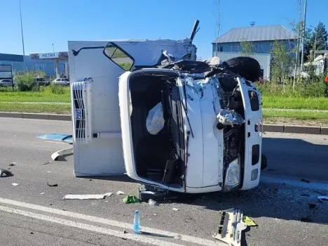 Водитель внедорожника опрокинул грузовик в массовом ДТП в Нижневартовске