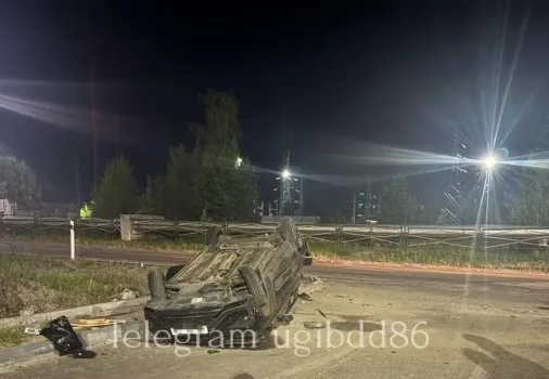 В Лянторе водитель «Лады» опрокинулся на крышу, пострадали три человека