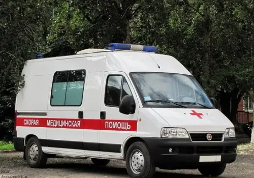 В Сургуте с крыши высотного дома выпал мужчина