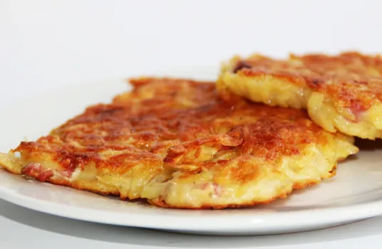 2 кабачка и 2 яйца — а на выходе сочные кабачковые оладьи: вкуснее любых котлет, домашних за уши не оттащишь