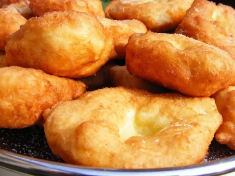 Рецепт «ленивых» пирожков: сытные, вкусные и мягкие, как пух — готовятся быстро и просто, разлетаются со стола за 1 минуту