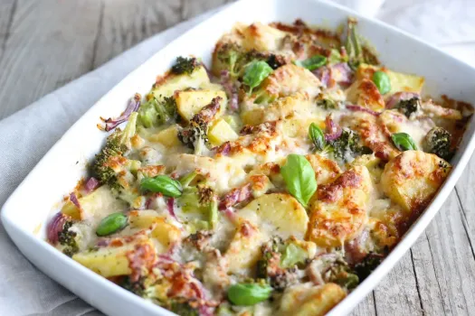 Выкладываем слоями — и в духовку: на выходе нежная и вкусная запеканка — пошаговый рецепт