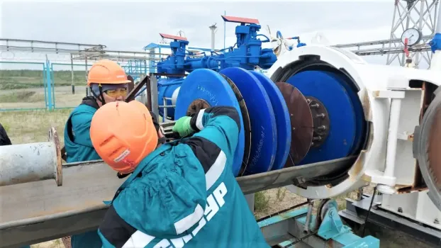 В ХМАО крупнейший газопродуктопровод готов на 50%