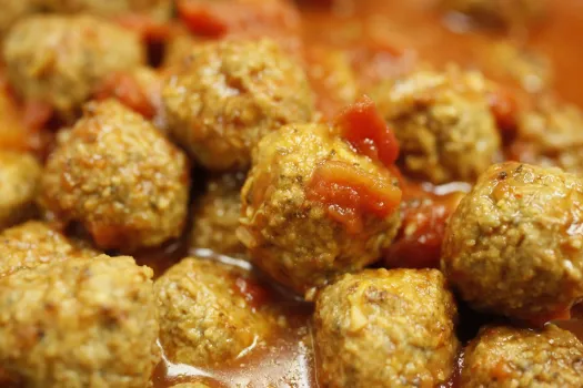 Сочные и вкусные тефтели в сметанно-томатном соусе: идеальный вариант на ужин