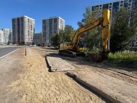 Жителей Сургута удивил необычный тротуар, ведущий к школе